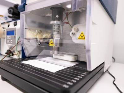 Fast Uranium Isotope Detection at the Click of a Button
