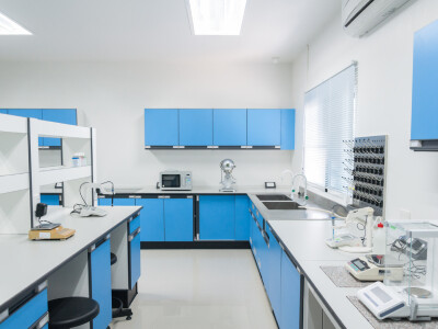 Dartmouth Researchers Discover Alternative Solvent to Replace DCM in Teaching Labs
